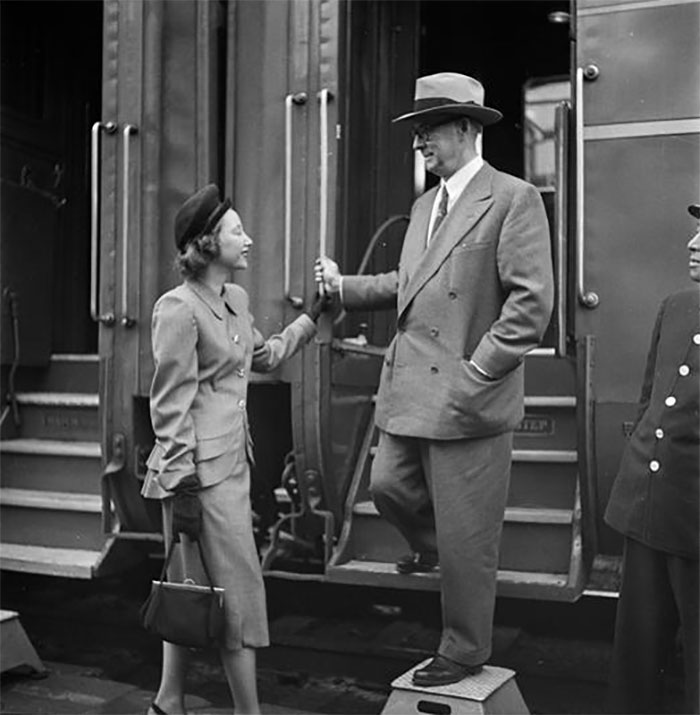 train_vintage-photographs-new-york-street-life-stanley-kubrick-3-59a9430ba1163__700.jpg