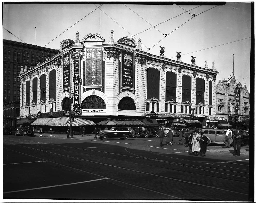 Tullys_Omaha_Douglas_and_15th_1936.jpg