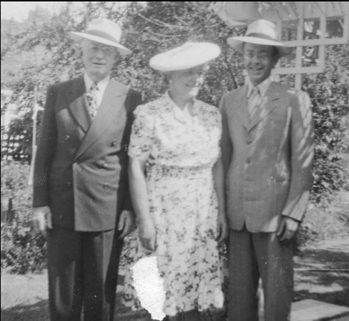 Valentine_Hatter_1949_With_Wife_And_Son_John_2.JPG