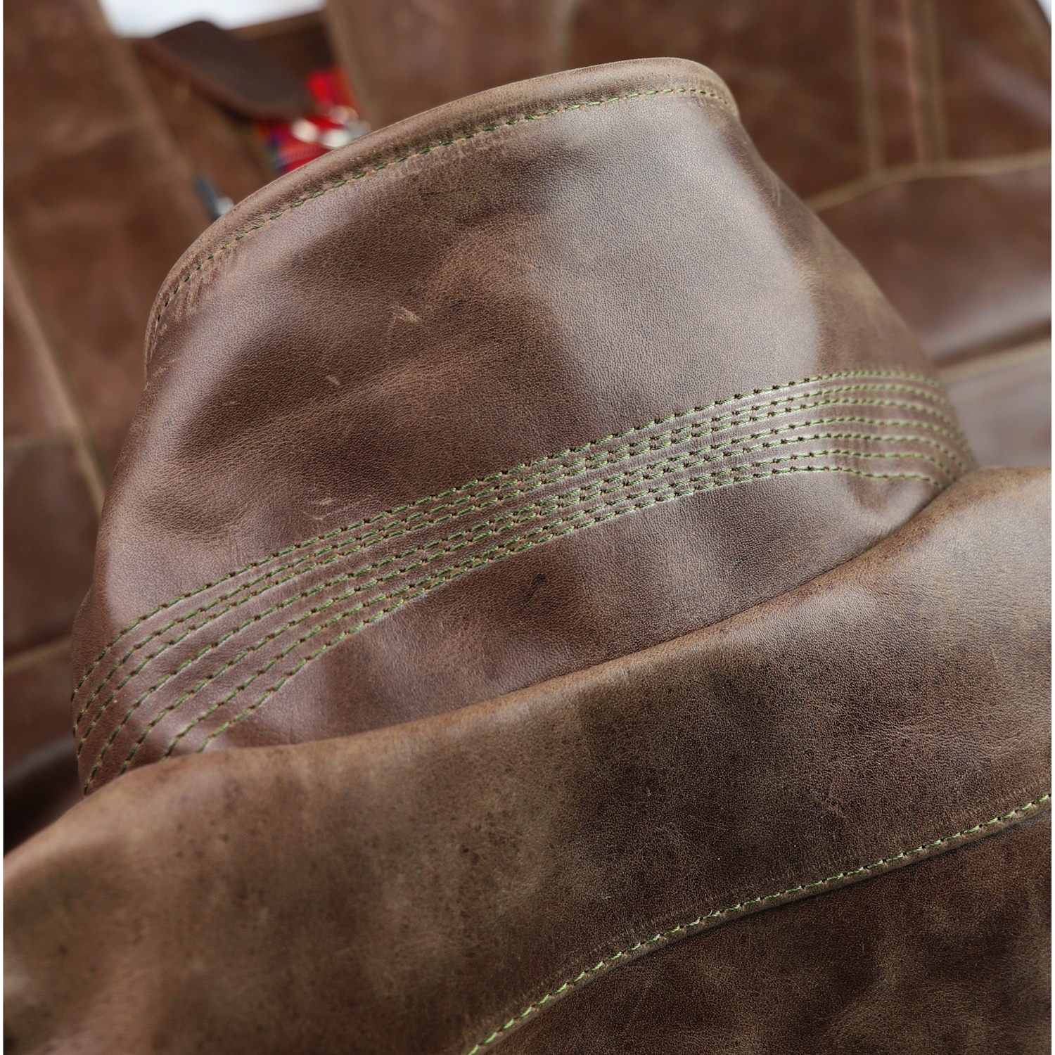 Vanson Woodway Brandy Roma 46F collar stitching IG square.jpg