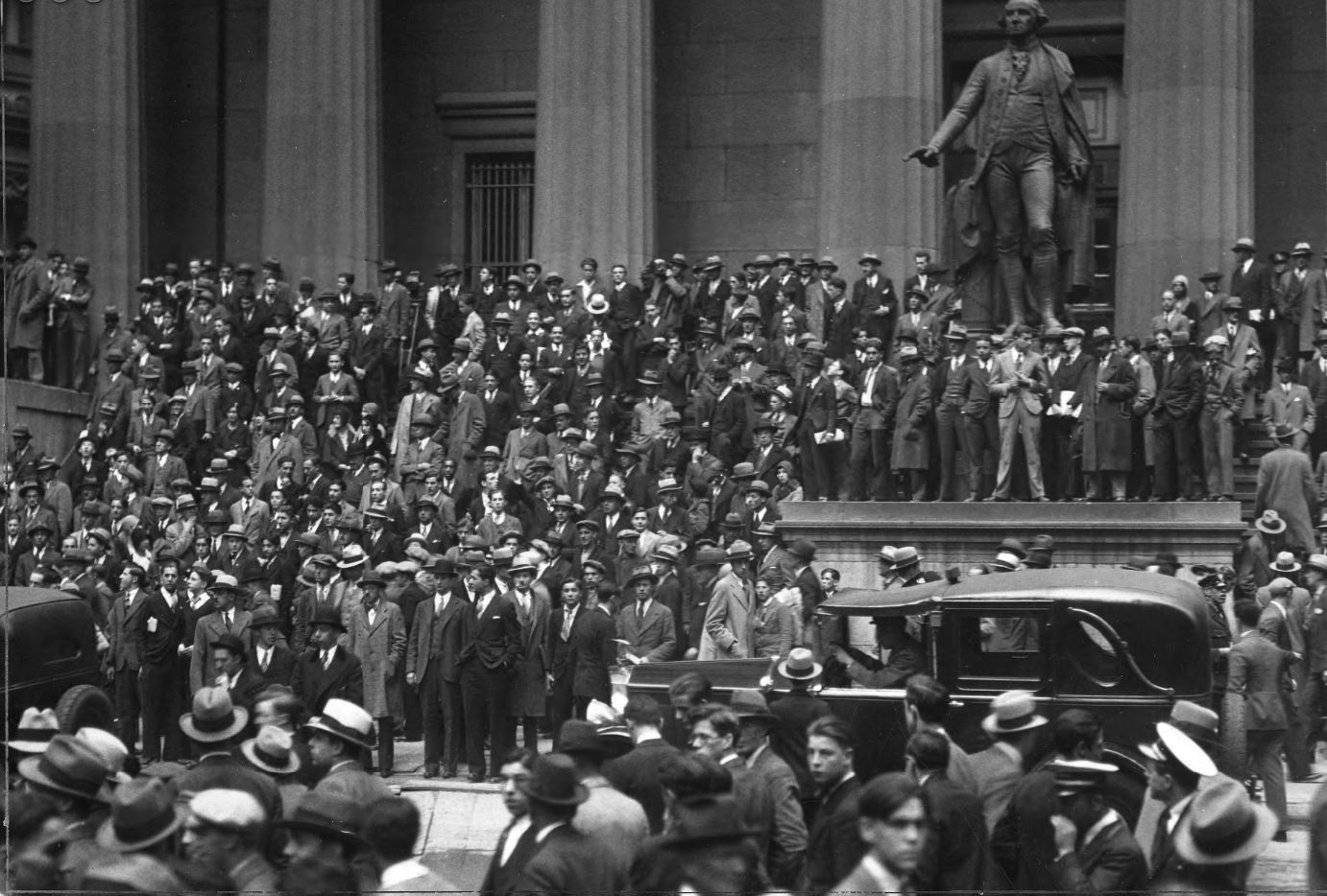 wall_street_crowd_1929.JPG