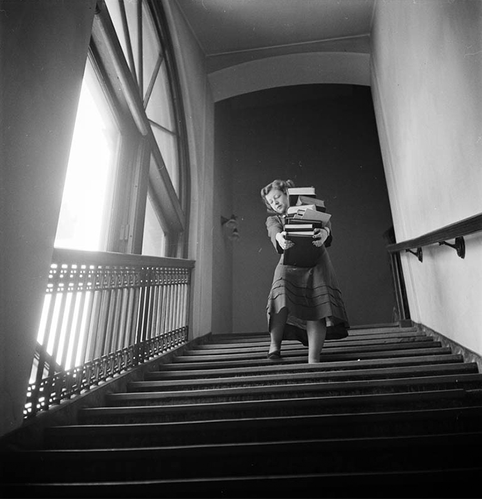 woman with books_vintage-photographs-new-york-street-life-stanley-kubrick-32-59a91d2a25ccd__700.jpg