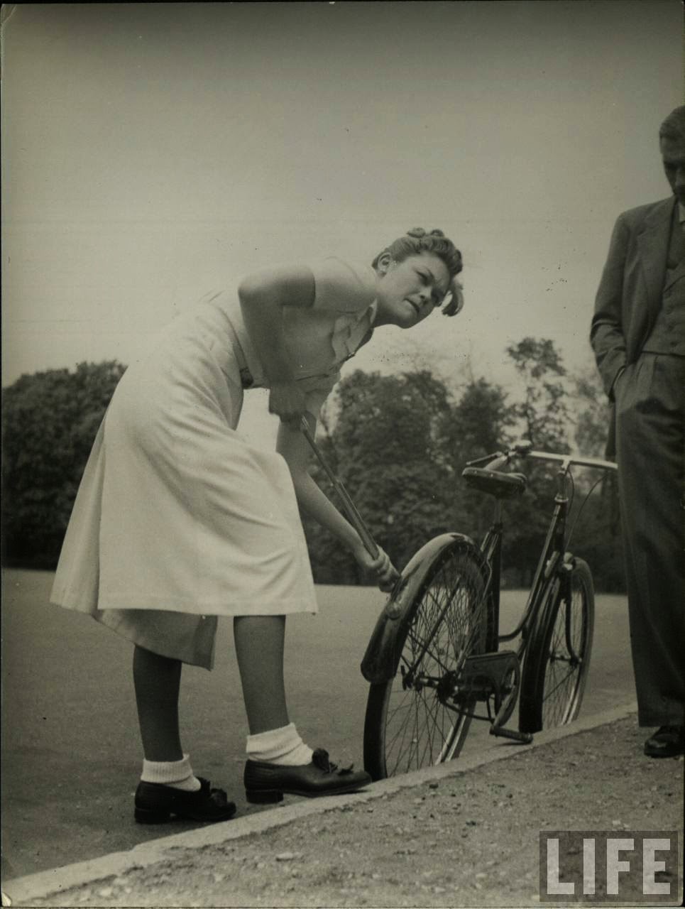 Women with Their Bicycles (14).jpg