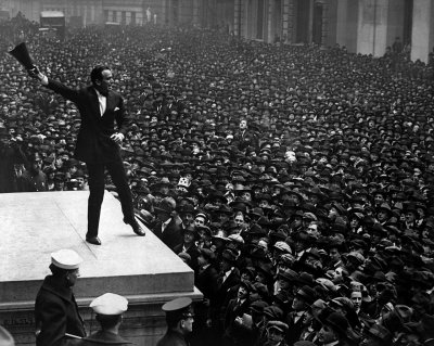 Douglas_Fairbanks_at_third_Liberty_Loan_rally.jpg