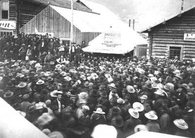 crowd_1898.JPG