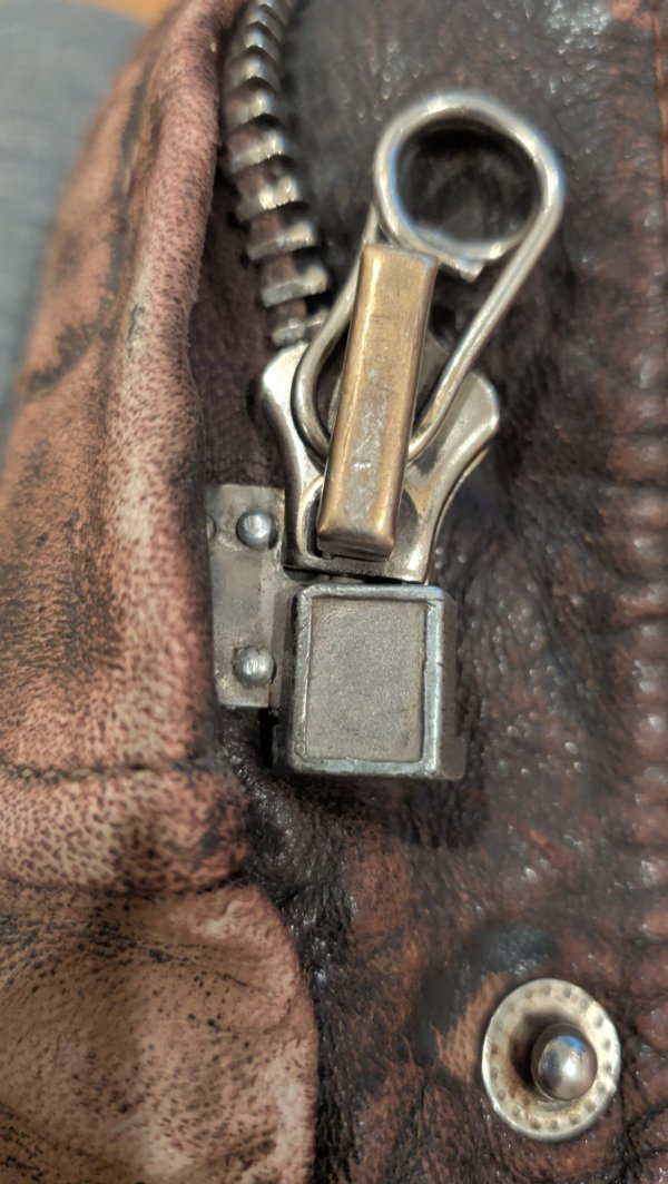 08_zipper_slider_front.jpg